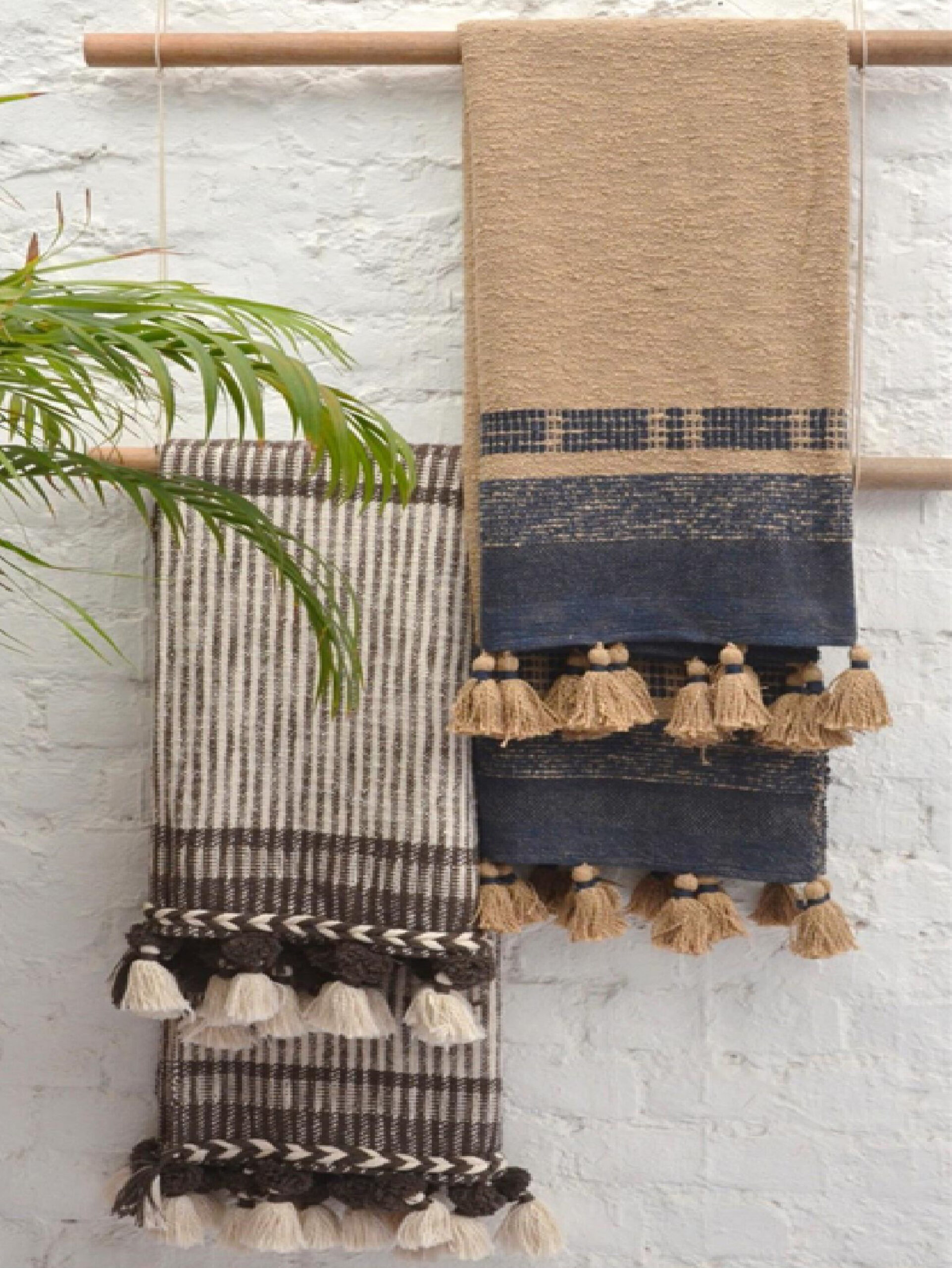 WOVEN THROWS